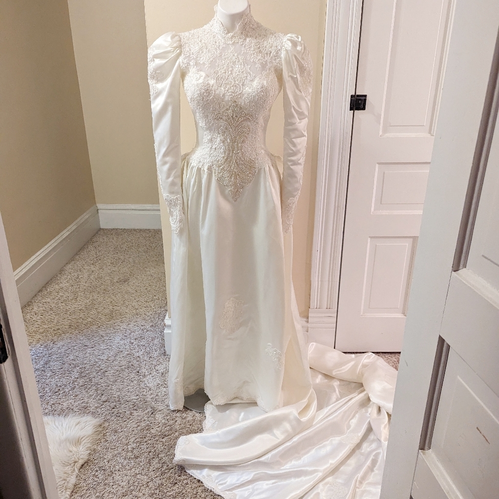 Vintage 80s wedding dress. High neck, long sleeve, size 0.
